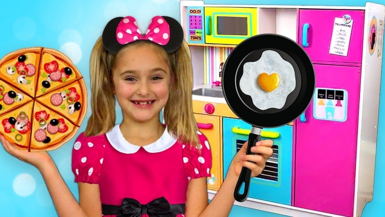 Sasha go to Minnie and Mickey Mouse party and Cooking with toy Kitchen play set